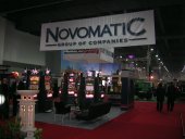 Messestand in großer Messehalle mit großem NOVOMATIC Logo 