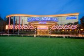 Außenansicht des Gebäudes Casino Admiral auf grüner Wiese