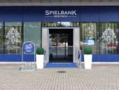 Außenansicht des Eingangs von Gebäude Spielbank Rostock in Deutschland
