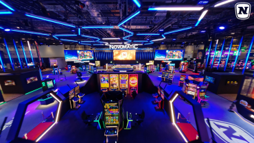 Messehalle von innen in blauem Design mit schwarzen Produkten ausgestellt