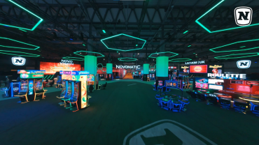 Messehalle in dunklem Design und grünen Lichtern