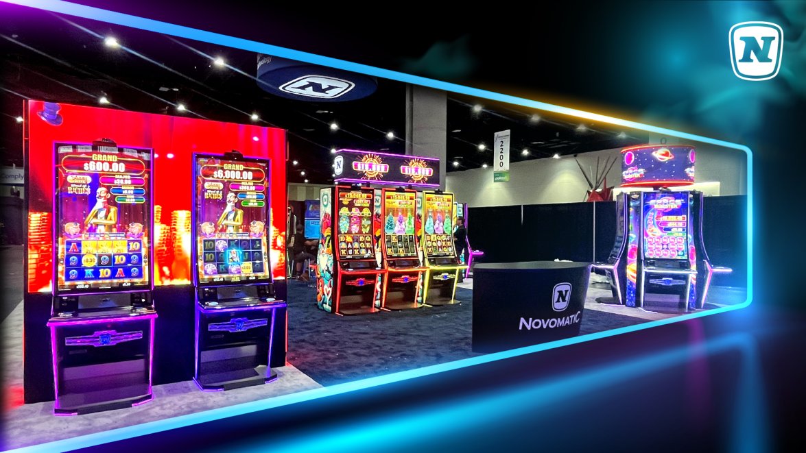 Messehalle in rot/schwarzem Design von NOVOMATIC